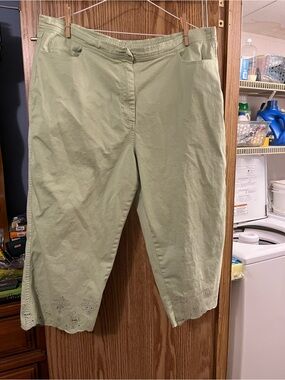 Quacker Factory Sage Green Eyelet Hem Capri Pants